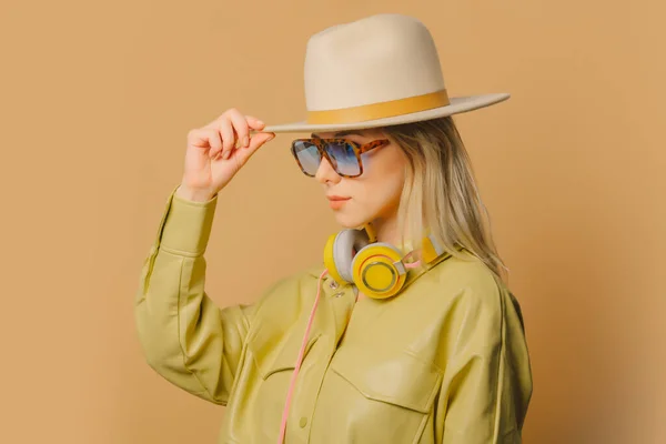 Stylish 80S Woman Eyeglasses Headphones Hat Brown Background — Stock Fotó