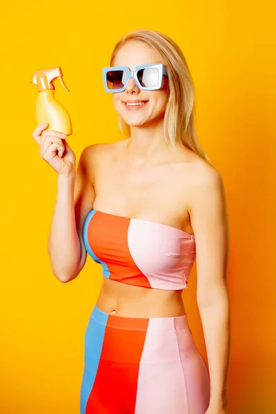 Stylish Blond Woman Colored Swimming Suit Sunglasses Hold Sun Cream — Foto Stock