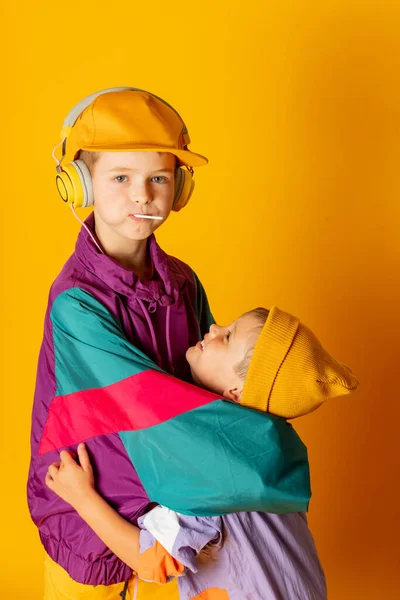 Two Kids Stylish Vintage 80S Clothes Have Fun Yellow Background — Stock fotografie