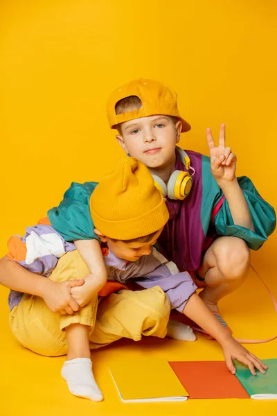 Two Kids Stylish Vintage 80S Clothes Have Fun Yellow Background — 图库照片
