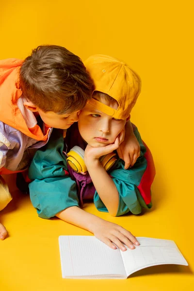 Two Kids Stylish Vintage 80S Clothes Have Fun Yellow Background — Zdjęcie stockowe