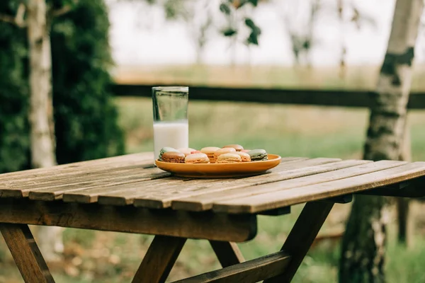 Macaron Cookies Glass Milk Wooden Table — Stockfoto
