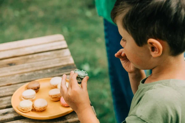 Little Boy Eating Macaron Cookie Outdoor — Stockfoto