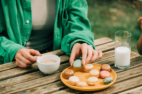 Woman Eating Macaron Cookies Drink Coffee Garden — Zdjęcie stockowe