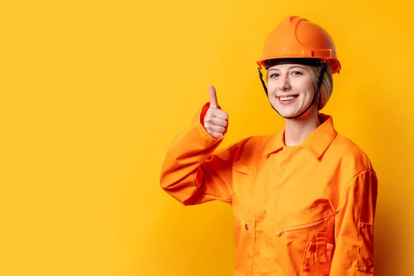 Elegante Donna Capelli Biondi Lavoratore Casco Arancione Vestito Sfondo Giallo — Foto Stock