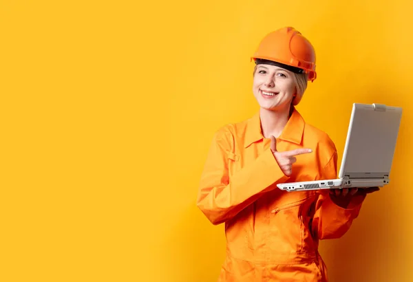 Mulher Trabalhador Construção Capacete Macacão Laranja Segurando Computador Portátil Contra — Fotografia de Stock