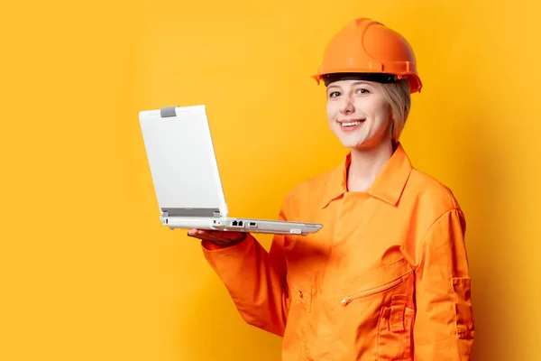 Mulher Trabalhador Construção Capacete Macacão Laranja Segurando Computador Portátil Contra — Fotografia de Stock