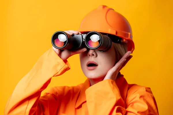 Mulher Trabalhador Construção Capacete Macacão Laranja Com Binocular Contra Fundo — Fotografia de Stock