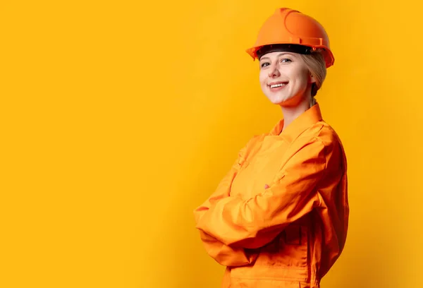 Mulher Trabalhador Cabelo Loiro Elegante Capacete Laranja Terno Fundo Amarelo — Fotografia de Stock