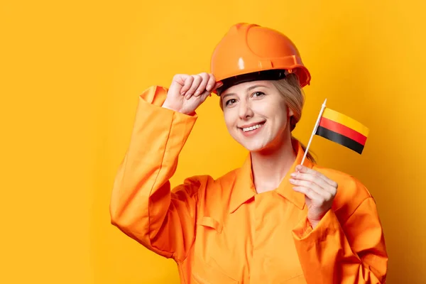 Kvinna Byggarbetare Hjälm Och Orange Overaller Med Tysk Flagga Mot — Stockfoto