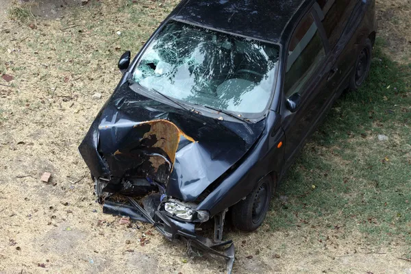 Destrozado coche — Foto de Stock