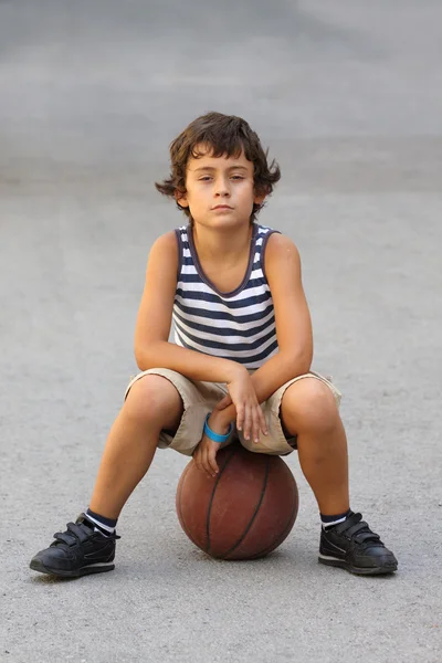 Αγόρι με μπάλα του μπάσκετ — Φωτογραφία Αρχείου