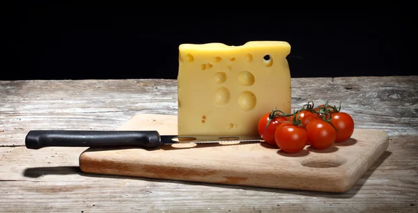 Queijo e tomate cereja — Fotografia de Stock