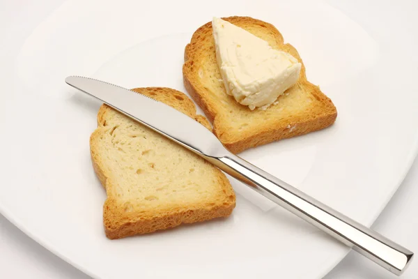 Fatia de pão Rusk, queijo e faca — Fotografia de Stock