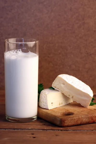 Käse mit Milch — Stockfoto