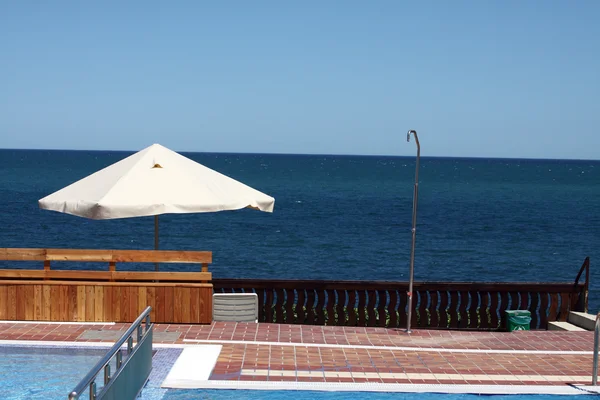 Piscina com guarda-chuvas — Fotografia de Stock