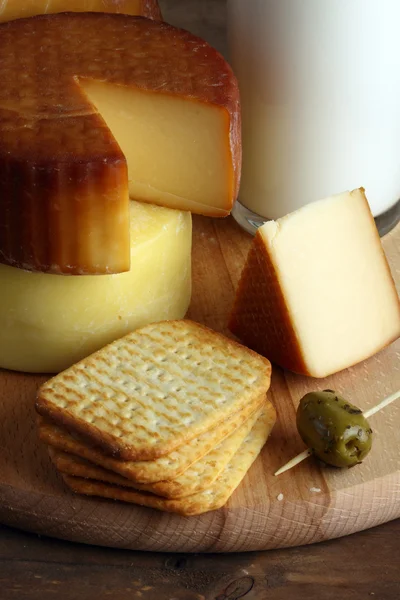 Queso y galletas saladas — Foto de Stock