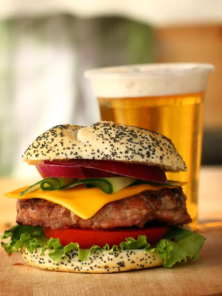 Burger e birra — Foto Stock