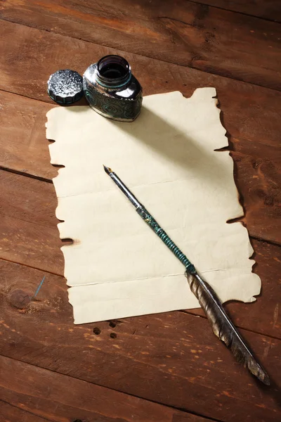 Paper and quill — Stock Photo, Image