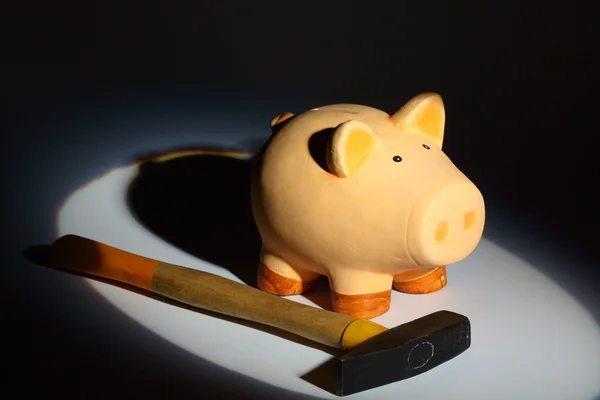 Piggy bank and hammer — Stock Photo, Image