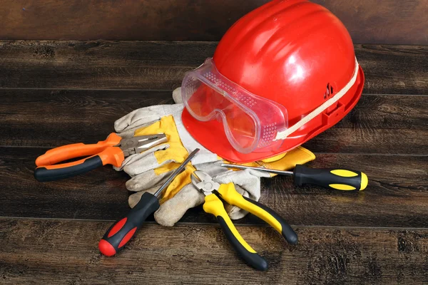 Herramientas de mano y casco — Foto de Stock