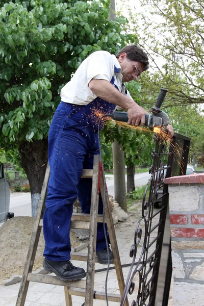 Işçi ile açı değirmeni — Stok fotoğraf