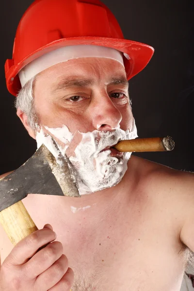 Člověk sám oholit se sekerou — Stock fotografie