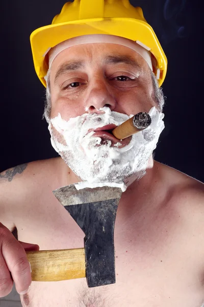 Člověk sám oholit se sekerou — Stock fotografie