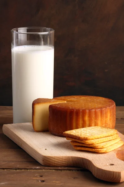 Cheese and milk — Stock Photo, Image