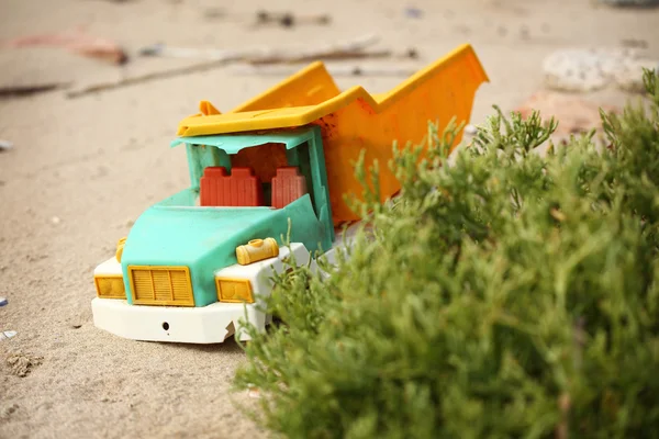 Gebroken speelgoed vrachtwagen — Stockfoto