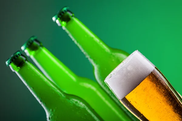 Bierflaschen mit vollem Glas — Stockfoto