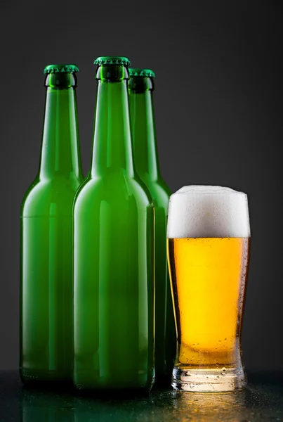 Garrafas de cerveja com vidro cheio — Fotografia de Stock