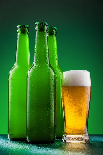 Garrafas de cerveja com vidro cheio — Fotografia de Stock