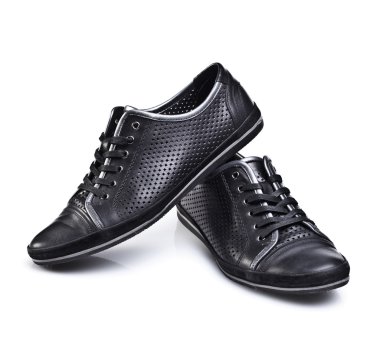 adamın siyah ayakkabı