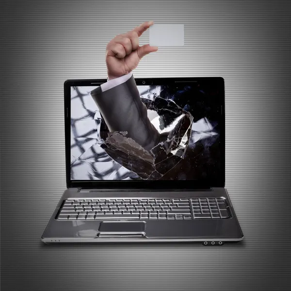 CONCEITO. laptop com tela quebrada e mão — Fotografia de Stock