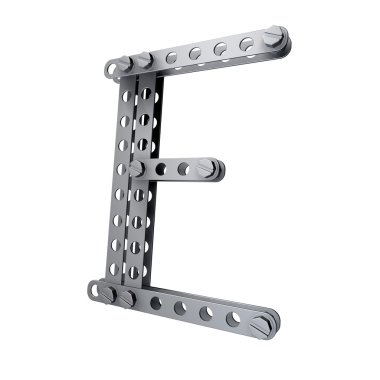 Perçinler ve vidalar ile metalik mektup (E)