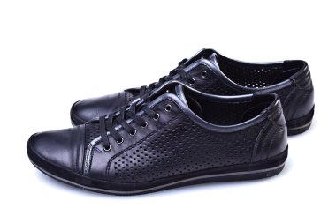 adamın siyah ayakkabı