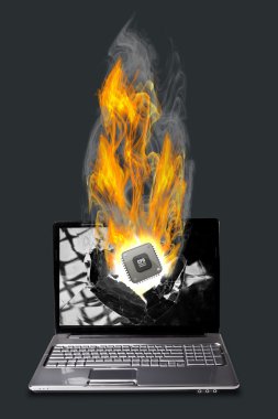 ateş içinde laptop. yakıcı oluşum.