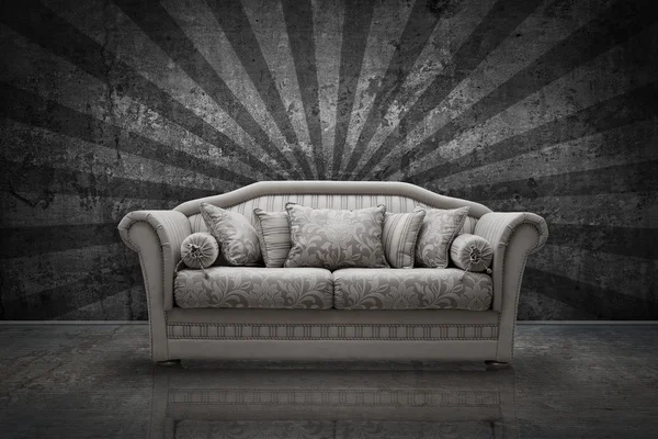 Interieur grunge kamer met klassieke vintage sofa — Stockfoto