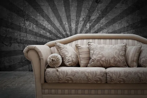 Interior grunge room with classic vintage sofa — Stock Photo, Image