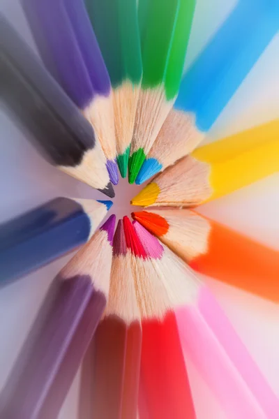 Crayons de couleur disposés dans des couleurs de roue de couleur — Photo