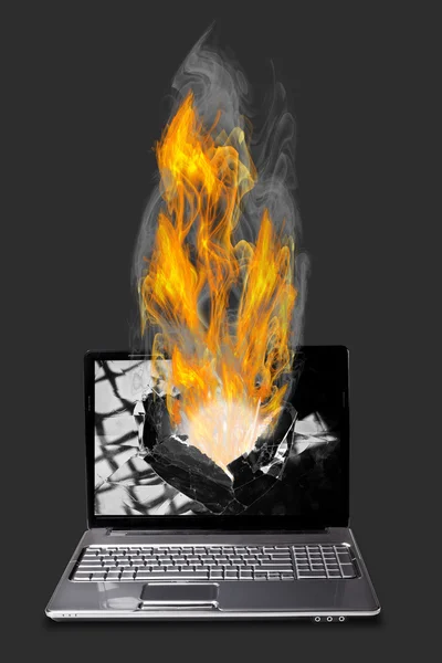 在火灾中的笔记本电脑。燃烧的 3d 图. — 图库照片