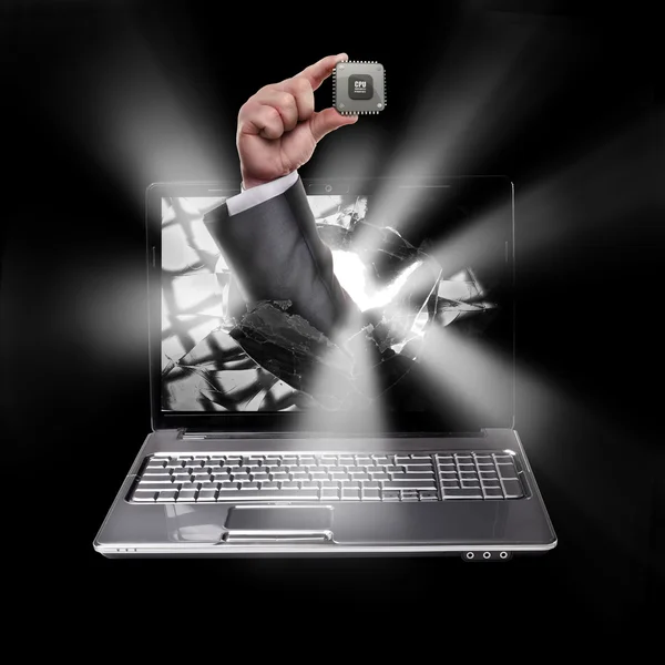 Laptop mit kaputtem Bildschirm und kaputter Hand — Stockfoto