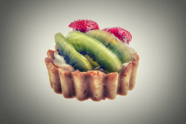 Gâteau savoureux avec kiwi et fraise — Photo