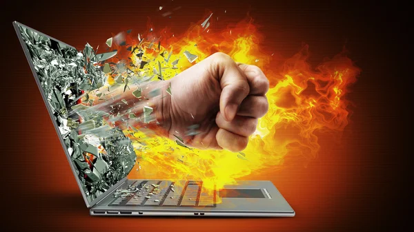 Faust aus Laptop in Flammen. — Stockfoto