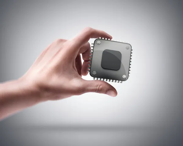 Mann hält CPU-Chip in der Hand — Stockfoto