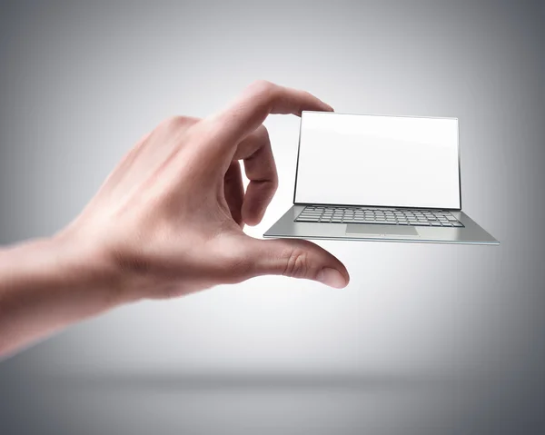 Mano tenendo il computer portatile sottile con schermo — Foto Stock