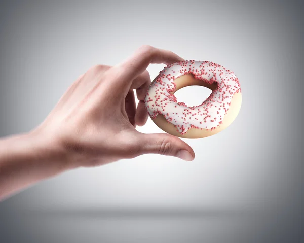 Hand hält Donut — Stockfoto