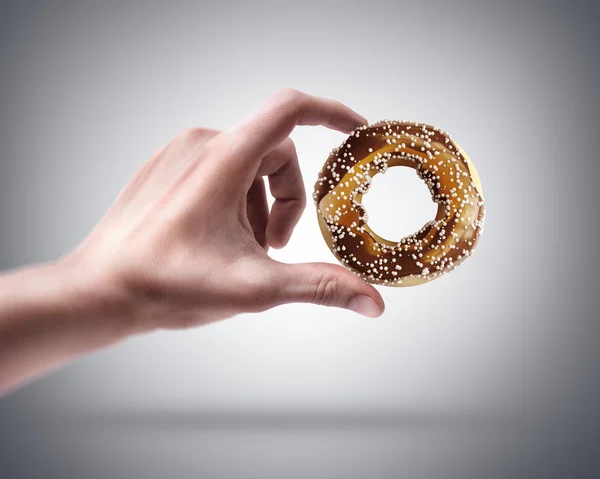 Hand hält Donut — Stockfoto
