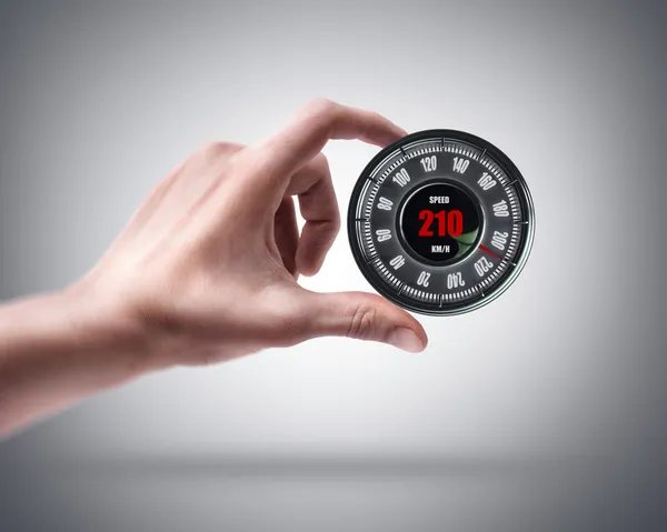 La mano del hombre celebración velocímetro — Foto de Stock